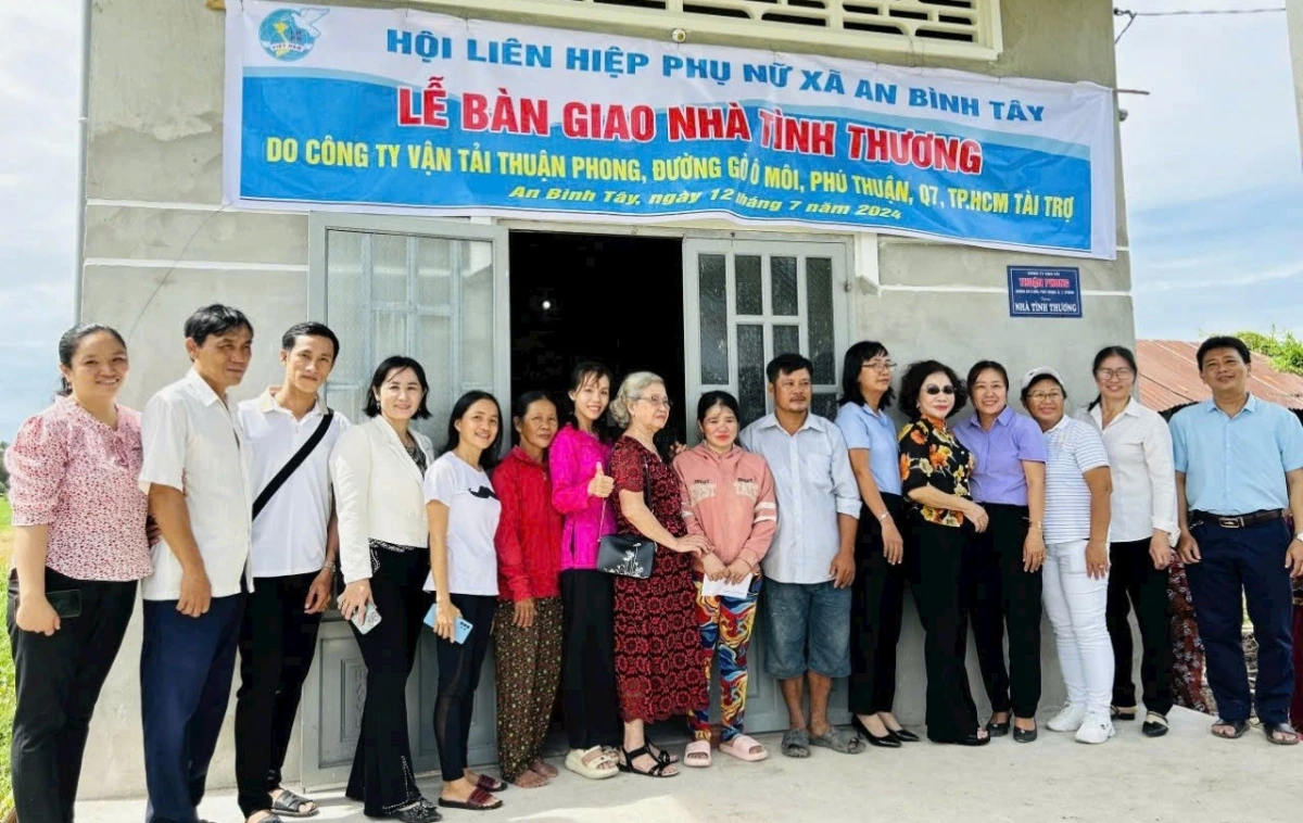 Hội phụ nữ xã An Bình Tây, huyện Ba Tri trao tặng nhà tình thương cho hội viên nghèo