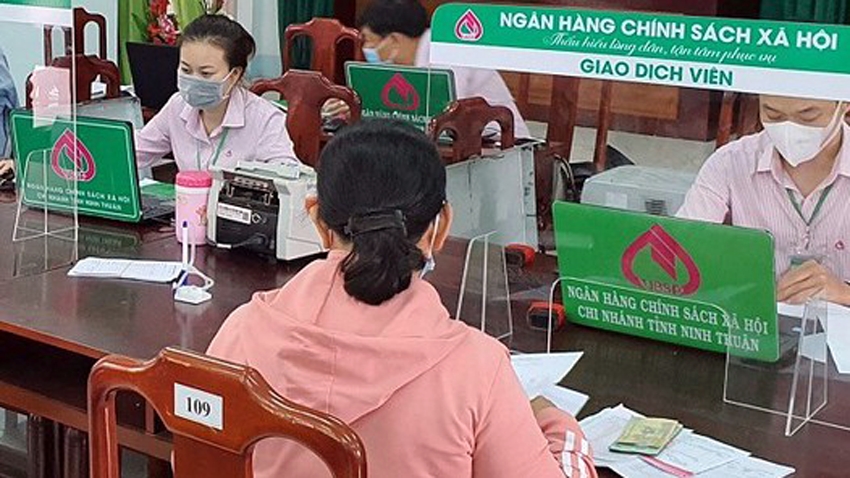 Khách hàng bị ảnh hưởng của bão số 3 vay vốn tại Ngân hàng Chính sách xã hội
được giảm lãi suất 2%/năm - Ảnh minh họa: KT