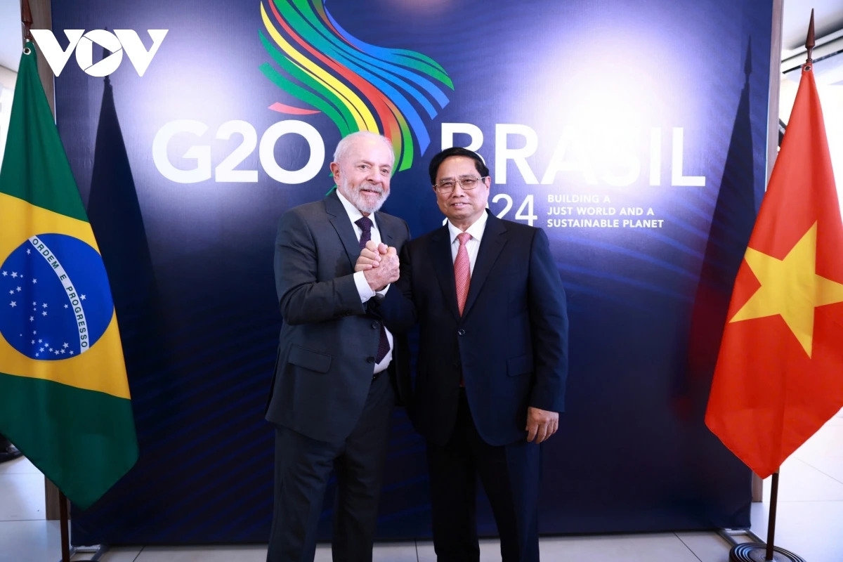 Từ ngày 16/11 đến 19/11, Thủ tướng Phạm Minh Chính tham dự Hội nghị thượng đỉnh G20 2024 tại Brazil. Thủ tướng đã có 2 bài phát biểu tại các phiên thảo luận về “cuộc chiến chống đói nghèo” và “phát triển bền vững và chuyển đổi năng lượng” cùng 35 cuộc tiếp xúc song phương với nhiều lãnh đạo các quốc gia, các tổ chức quốc tế tham dự Hội nghị. Bên cạnh đó, Việt Nam và Brazil đã ra tuyên bố chung về việc nâng cấp quan hệ lên Đối tác chiến lược. Đây là quốc gia Nam Mỹ đầu tiên Việt Nam thiết lập Đối tác Chiến lược.  Trong ảnh: Thủ tướng Phạm Minh Chính hội đàm với Tổng thống Brazil Luiz Inácio Lula da Silva.