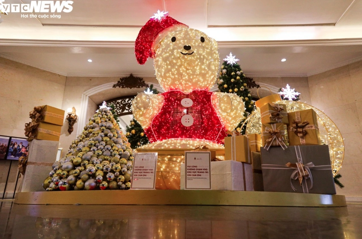 Located in the centre of the capital, Trang Tien Plaza has been decorated specifically for the Christmas season and New Year holiday.