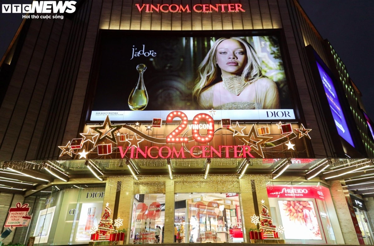 Vincom Ba Trieu in Hai Ba Trung district welcomes visitors with a splendid array of decorations of shimmering lights.