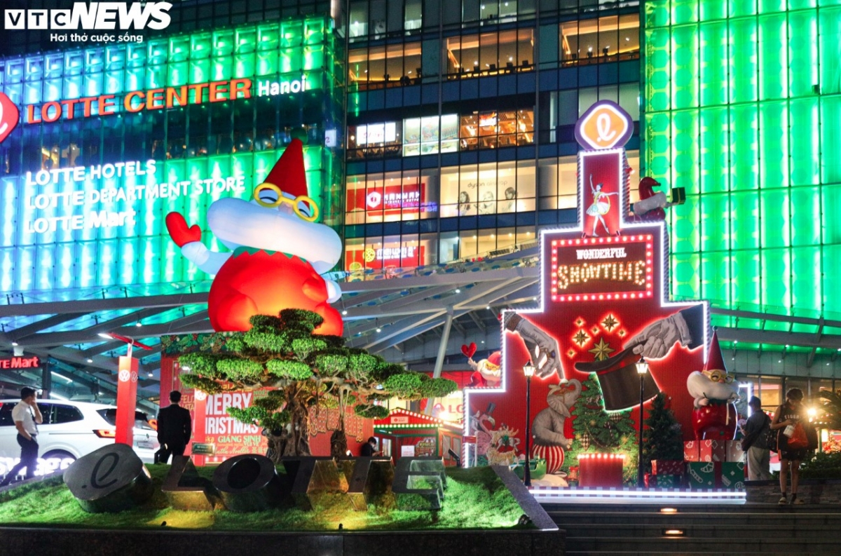 Lotte Centre Hanoi on Lieu Giai street is also beautifully decorated.