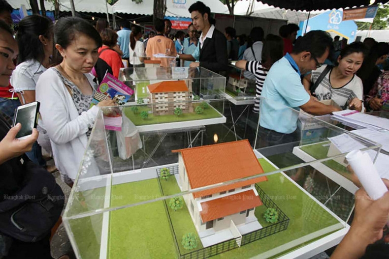 Người dân Thái Lan tham quan các mẫu nhà ở thu nhập thấp được trưng bày tại Cơ quan Nhà ở quốc gia năm 2015. Ảnh: Bangkokpost