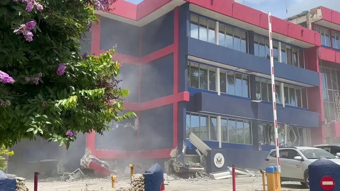 Tỏa nhà Đại sứ quán Mỹ tại Thủ đô Port Vila của Vanuatu bị hư hỏng nặng sau trận động đất mạnh 7,3 độ. Ảnh: X.