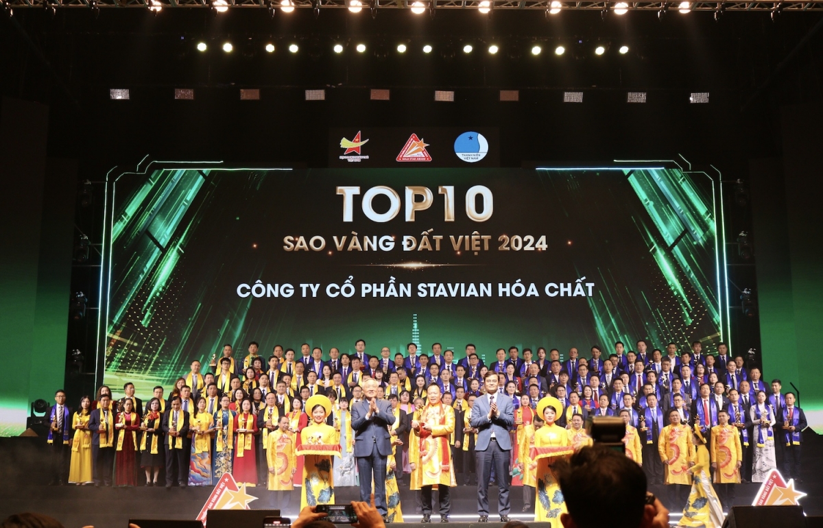 ong_dinh_duc_thang_-_chu_tich_hdqt_kiem_tong_giam_doc_dieu_hanh_ctcp_stavian_hoa_chat_nhan_giai_top_10_sao_vang_dat_viet_2024_2.jpg