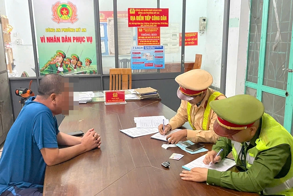 Ông N.D.L làm việc với Cơ quan Công an. (Ảnh: Công an Đà Nẵng)