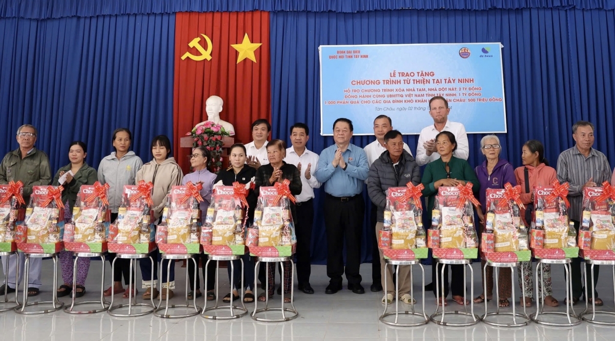 Ông Nguyễn Trọng Nghĩa và lãnh đạo UBND huyện Tân Châu trao quà cho gia đình chính sách, hộ khó khăn trên địa bàn huyện Tân Châu (Ảnh: T.T)