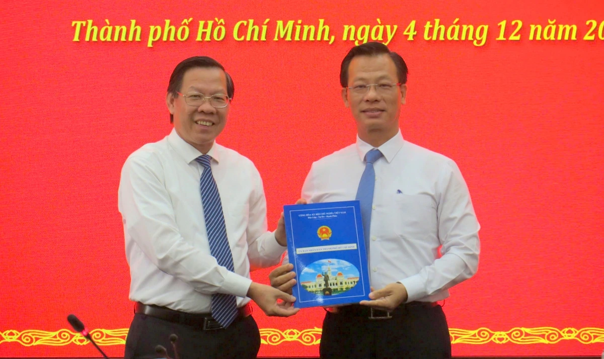 Ông Phan Văn Mãi trao quyết định cho ông Đậu An Phúc (ảnh M.H)
