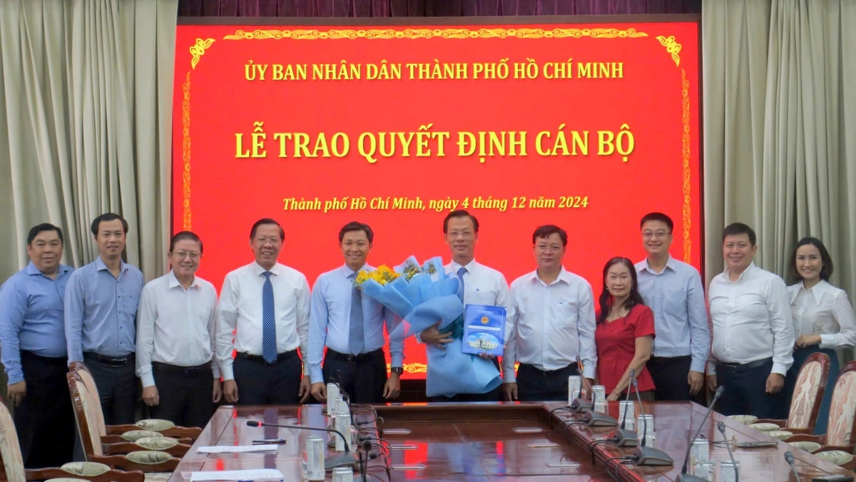 Ông Phan Văn Mãi và các đại biểu chúc mừng ông Đậu An Phúc