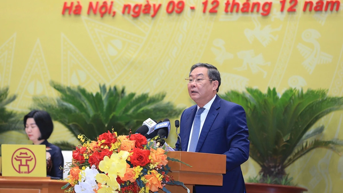 Phó Chủ tịch Thường trực UBND thành phố Lê Hồng Sơn báo cáo Kết quả thực hiện Nghị quyết số 32 tại kỳ họp thứ 17 HĐND thành phố Hà Nội.