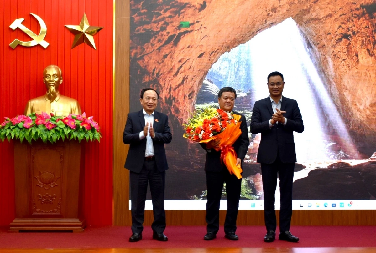 Ông Trần Phong (người cầm hoa) được bầu giữ chức Phó Bí thư Tỉnh ủy Quảng Bình