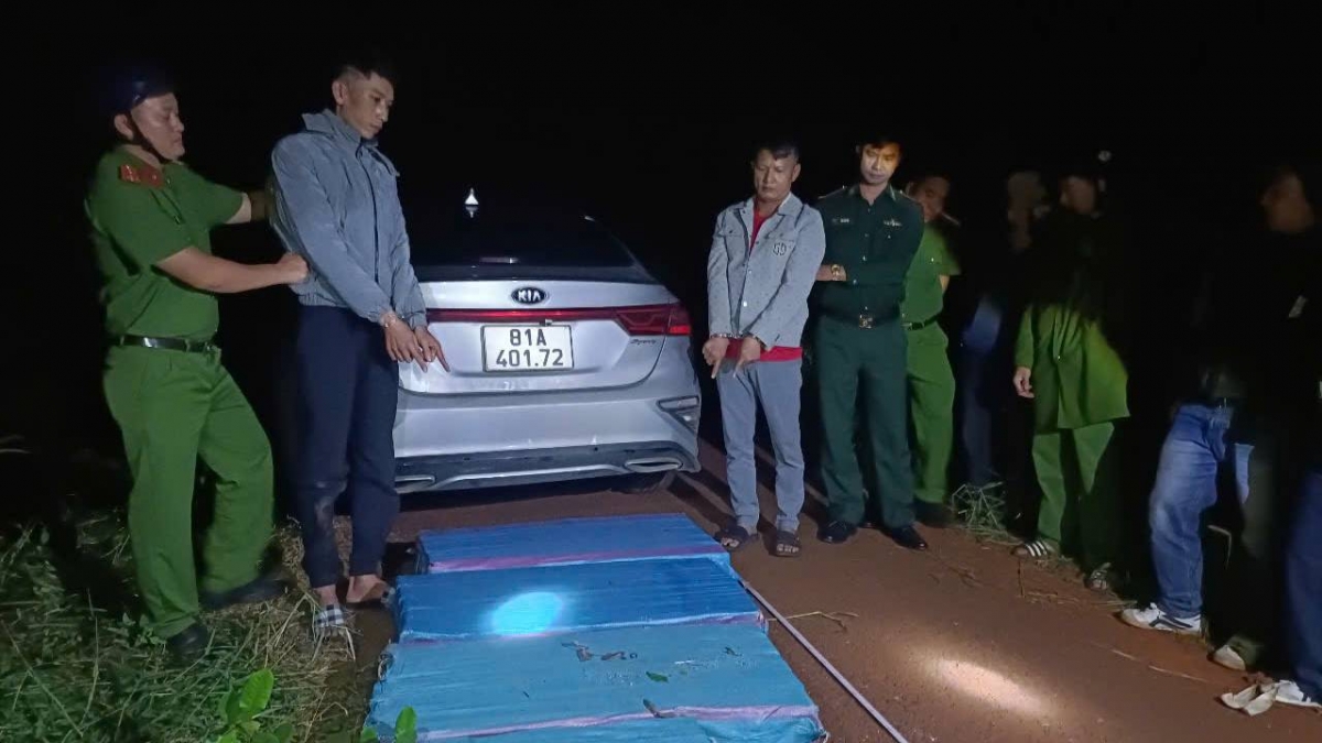 Lực lượng chức năng bắt giữ 2 đối tượng vận chuyển trái phép pháo hoa nổ tại xã Ia Nan