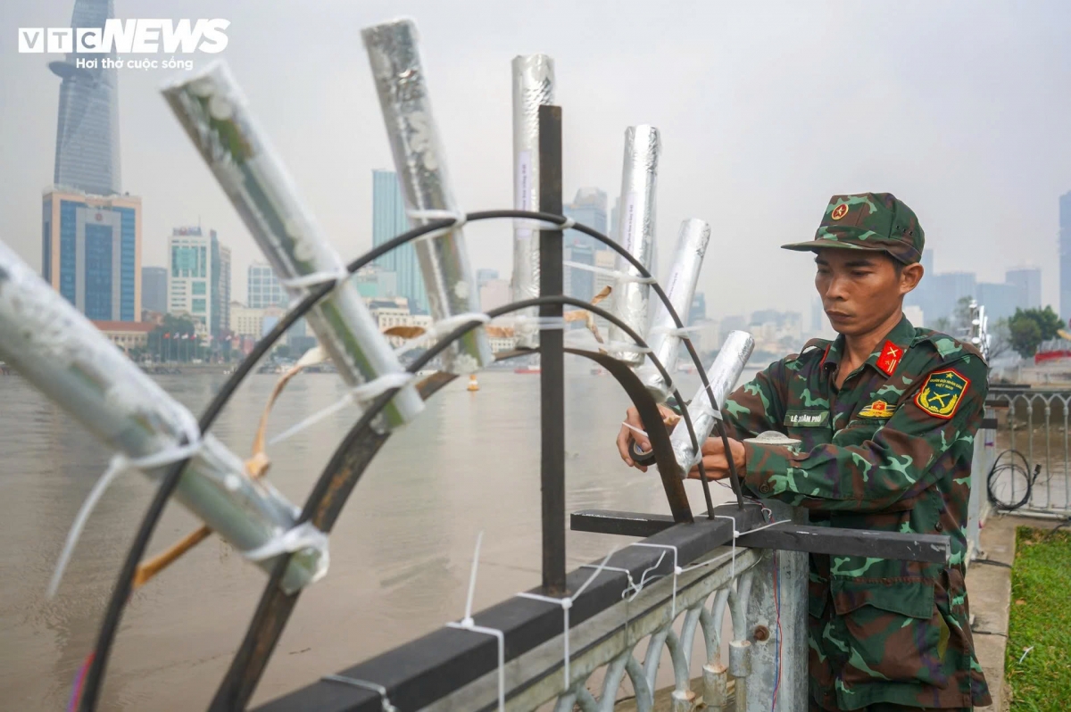 Theo quan sát, 10 giàn hỏa thuật và 90 giàn pháo hoa tầm thấp đã hoàn thành việc đấu nối.