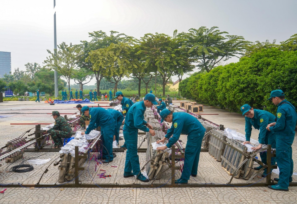 Chào mừng <a href="https://vov.vn/xa-hoi/can-canh-5-tran-dia-ban-phao-hoa-o-ha-noi-truoc-thoi-khac-don-nam-moi-2025-post1145842.vov" target="_blank">năm mới</a> 2025, TP.HCM tổ chức bắn pháo tại 3 điểm gồm điểm tầm cao được đặt tại khu vực đường hầm sông Sài Gòn, 2 điểm pháo hoa tầm thấp ở công viên văn hóa Đầm Sen (thuộc Quận 11) và khu đô thị Vạn Phúc (TP Thủ Đức).