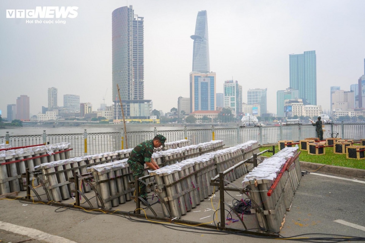 Ghi nhận của PV Báo điện tử VTC News, tại công viên hầm vượt sông Sài Gòn, trưa 31/12, công tác chuẩn bị cho trận địa pháo hoa bao gồm 1.500 quả pháo hoa tầm cao, 90 giàn pháo hoa tầm thấp, 10 giàn pháo hoa hỏa thuật đã hoàn thành và sẵn sàng khai hoả đón năm mới 2025.