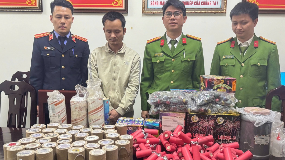 Đối tượng Phạm Văn Tâm cùng tang vật tại cơ quan công an
