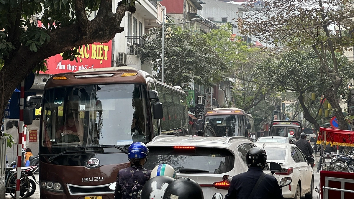 Hiện khu vực phố cổ Hoàn Kiếm, Hà Nội lượng ô tô xe máy qua lại cao.