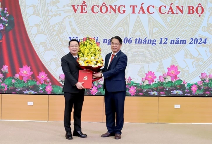 Phó Trưởng Ban Tổ chức Trung ương Phan Thăng An trao quyết định của Ban Bí thư cho ông Nguyễn Tuấn Anh