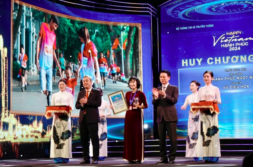Photographer Vu Dieu Hoa wins a gold medal in the photo category.