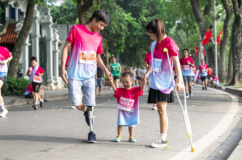 A photo by Vu Dieu Hoa, which bags a gold medal, is exhibited at the event.