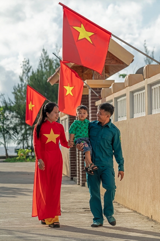 The judges select a total of 210 standout works, including 60 videos and 150 photos, to be featured in the exhibition. Of these, 34 works receive prestigious awards, including gold, silver, and bronze medals and consolation prizes. Photographed is a work by Le Hoang Men which takes the consolation prize.