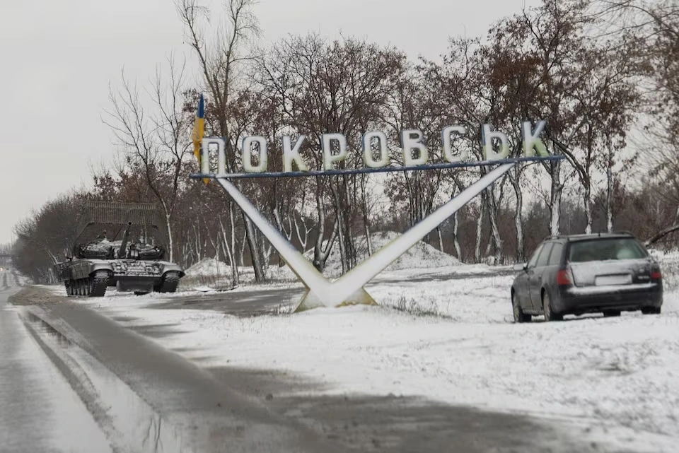 Một chiếc xe tăng đỗ gần biển chỉ đường có dòng chữ Pokrovsk, tại Pokrovsk, Donetsk, Ukraine ngày 12/12/2024. Ảnh: Reuters
