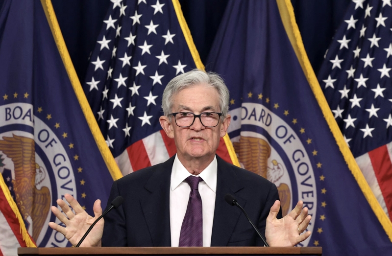 Ông Jerome Powell, Chủ tịch Fed trả lời với báo chí trong một cuộc họp báo - Ảnh: Reuters