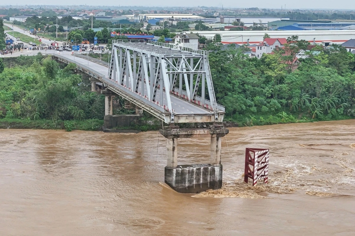 Đoạn cầu Phong Châu còn lại phía xã Phùng Nguyên, huyện Lâm Thao chụp ngày cầu sập 9/9.
