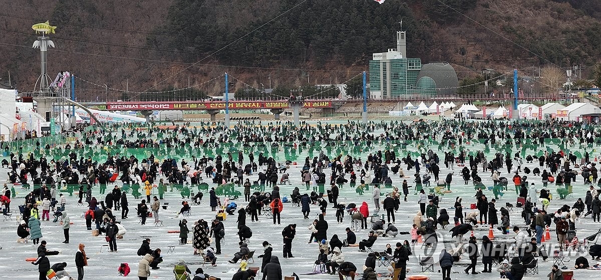 Lễ hội câu cá Hwacheon Sancheoneo Ice Festival ở tỉnh Gangwon, Hàn Quốc. Nguồn: Yonhap