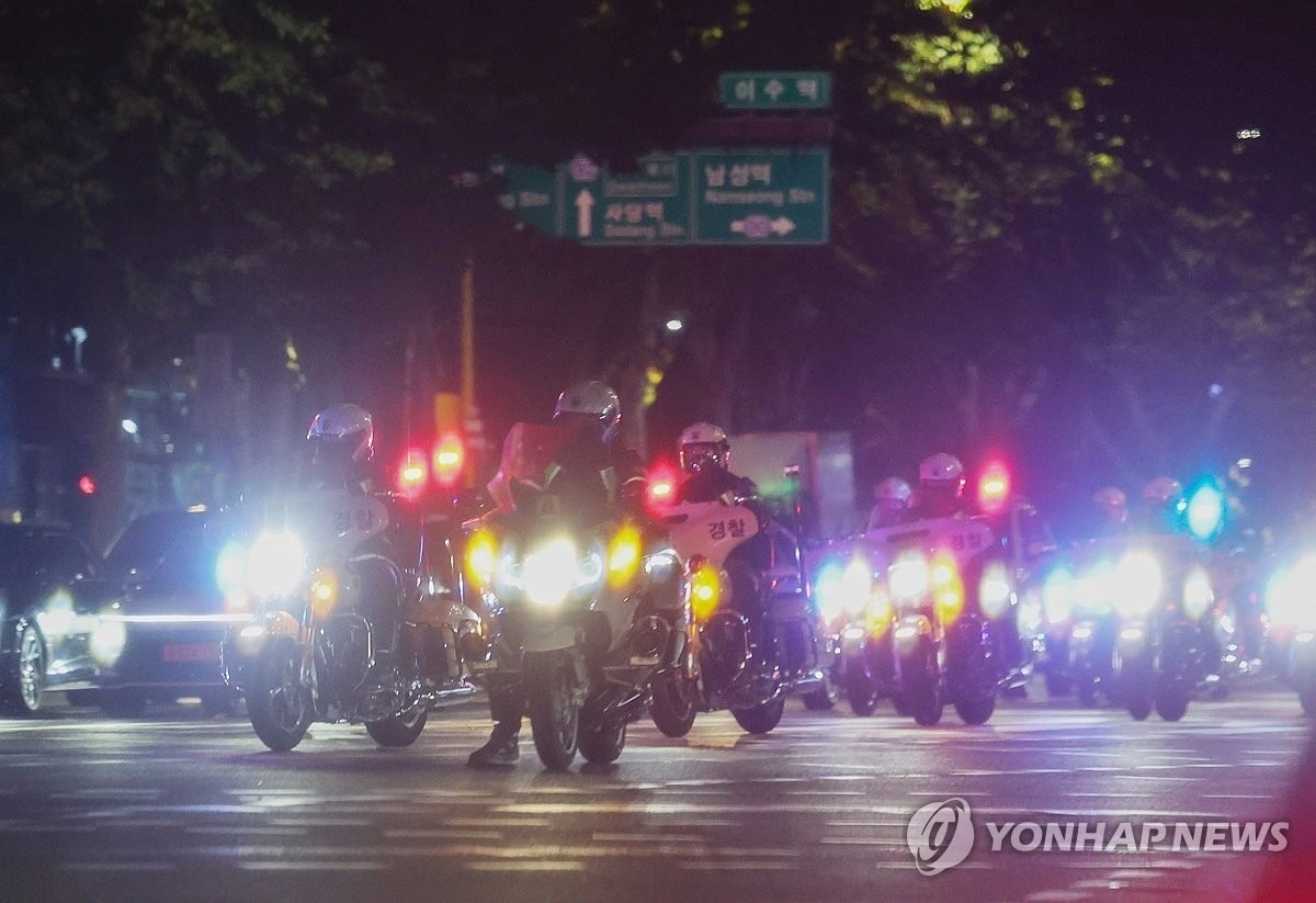 Các phương tiện cảnh sát di chuyển ở quận Dongjak, thủ đô Seoul sau khi Tổng thống ban thiết quân luật. Ảnh: Yonhap
