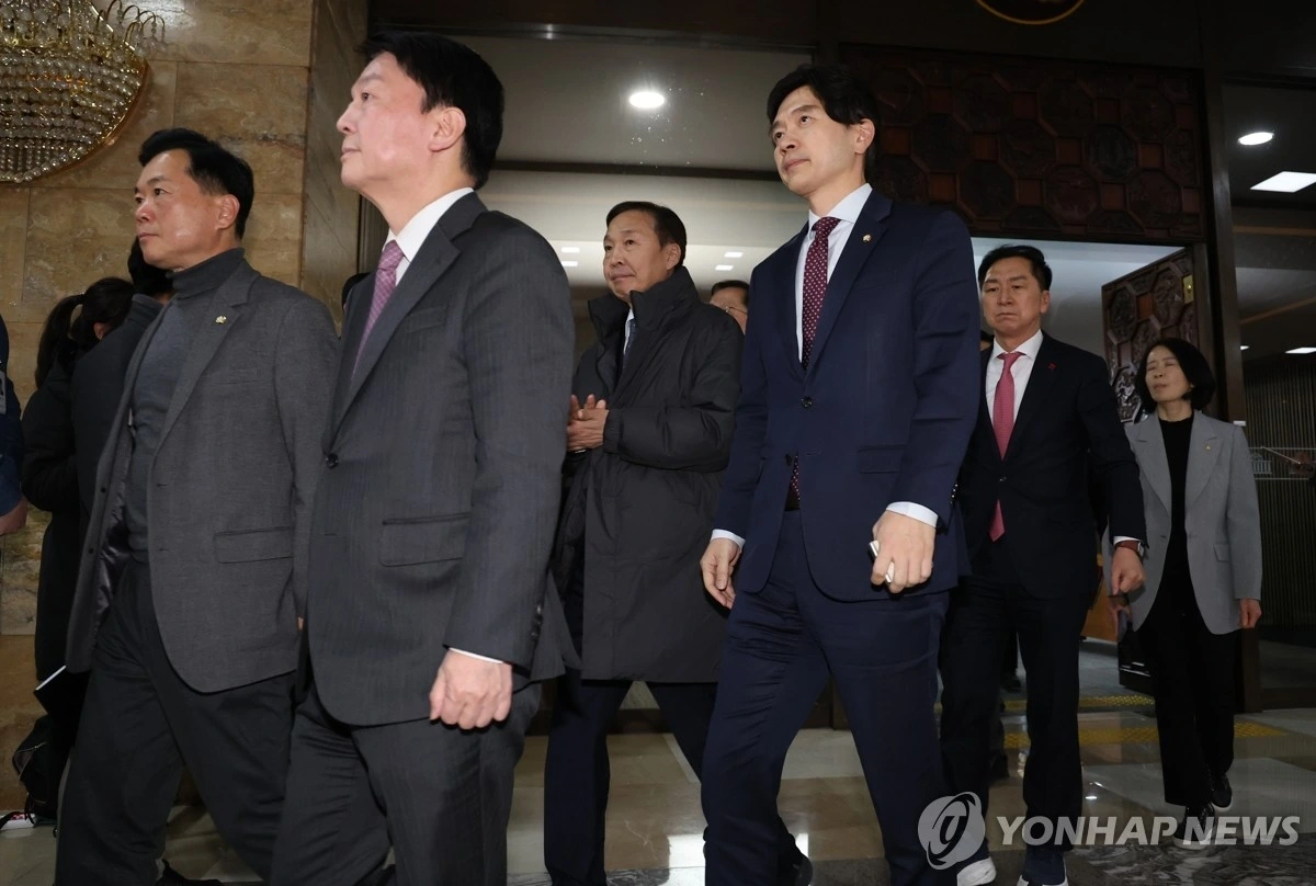Các nghị sỹ Hàn Quốc đến phòng họp của Quốc hội bỏ phiếu. Ảnh: Yonhap News