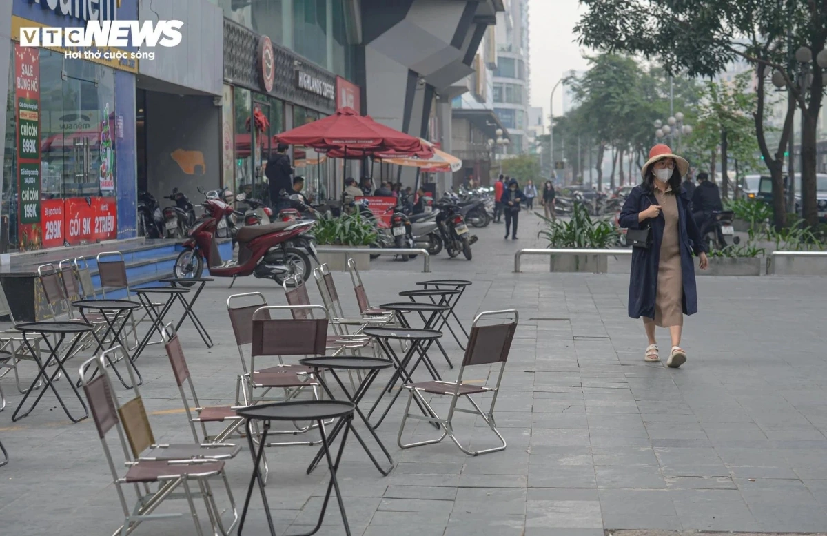 Ghi nhận của PV Báo điện tử VTC News, tại quận Thanh Xuân, vỉa hè trên nhiều tuyến phố đang bị lấn chiếm, sử dụng trái phép, gây bất tiện cho người đi bộ.
