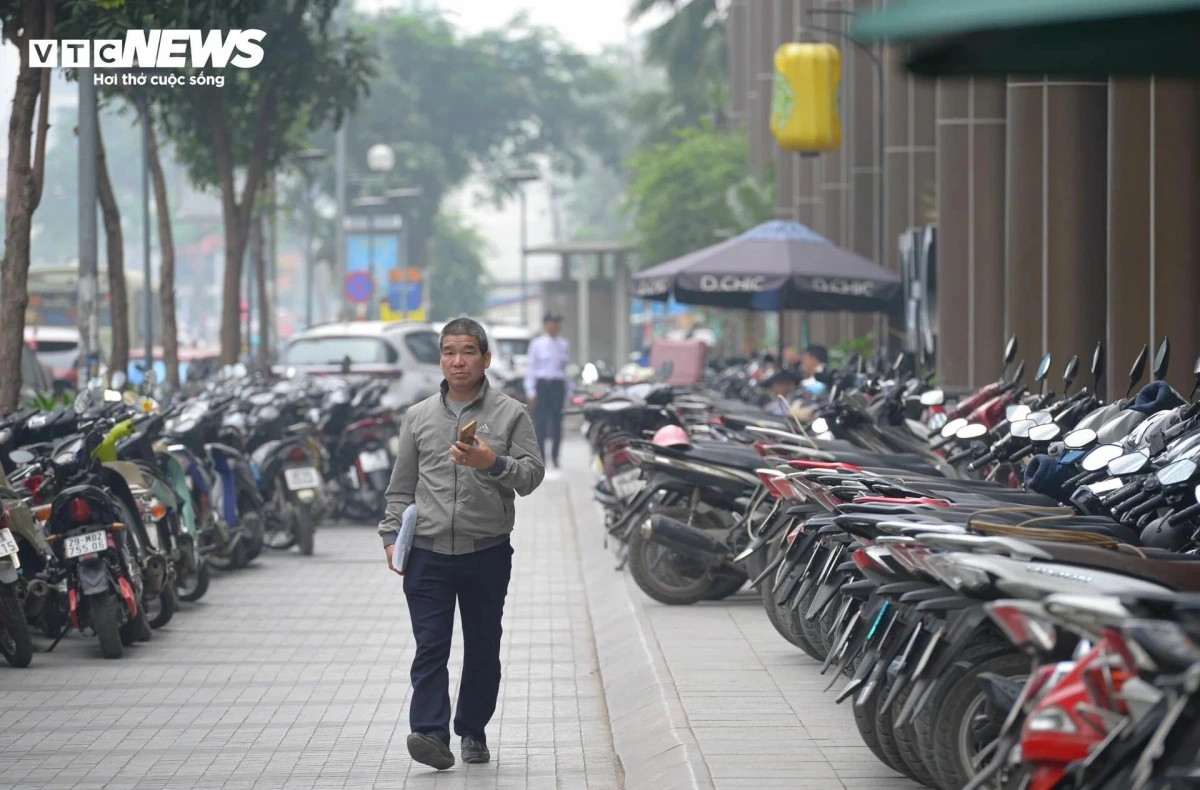Thường xuyên di chuyển qua khu vực này, anh Phạm Văn Công (27 tuổi, quận Hà Đông) cho biết, không chỉ hộ kinh doanh lấn chiếm vỉa hè mà một số người dân cũng vô tư dọn bàn ghế ra bán nước, đồ ăn vặt trên vỉa hè, tạo khung cảnh nhếch nhác giữa trung tâm thành phố. "Vỉa hè tại đây đã có nhiều đoạn xuống cấp, nham nhở do bị sử dụng sai mục đích”, anh Công nói.