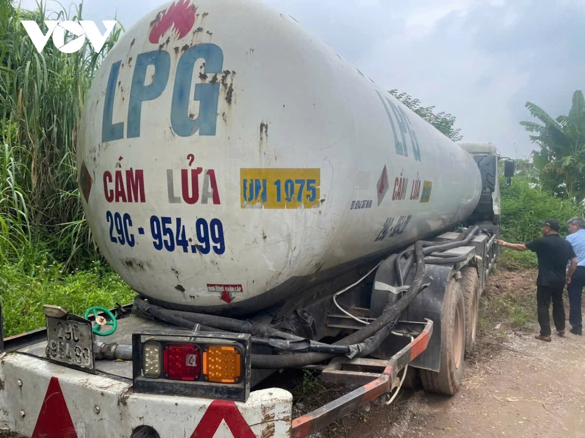 Lực lượng quản lý thị trường Bắc Ninh phát hiện xe vận chuyển san triết ga trái phép