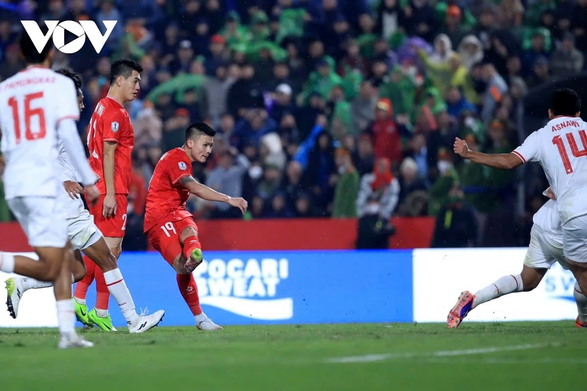 Midfielder Quang Hai’s only goal in the 77th minute helps Vietnam defeat Indonesia 1-0 at Viet Tri stadium on December 15 evening, thus rising to the top of the ASEAN Cup Group B with 6 points.