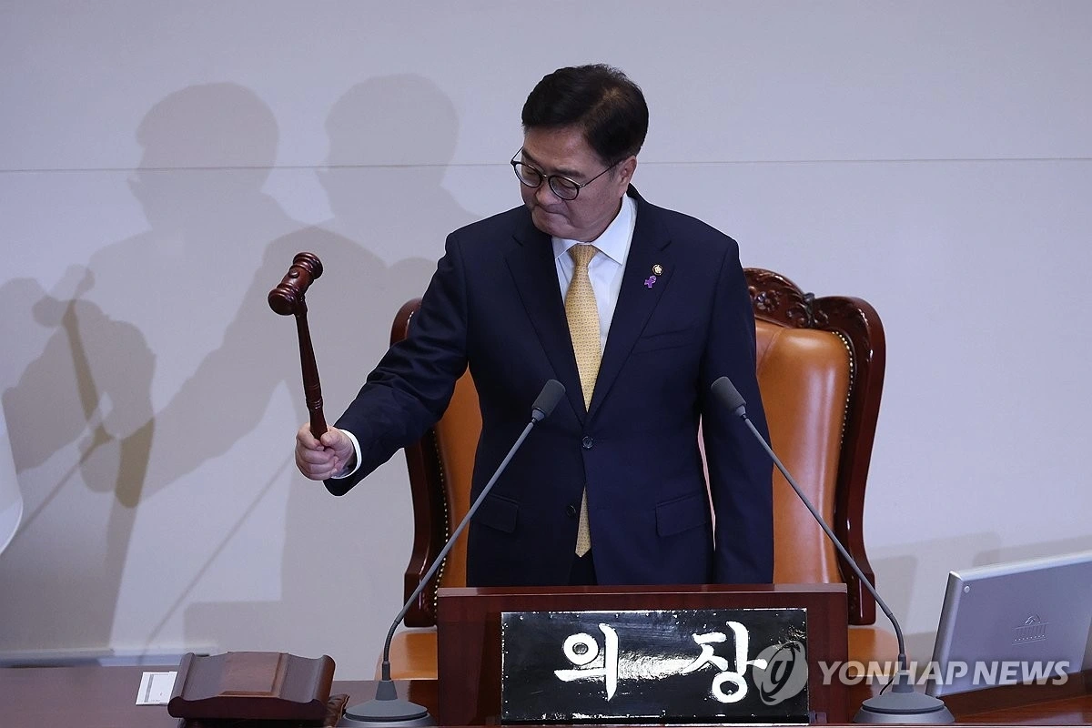 Chủ tịch quốc hội Hàn Quốc Woo Won-shik chủ trì phiên họp toàn thể ngày 10/12. Ảnh: Yonhap