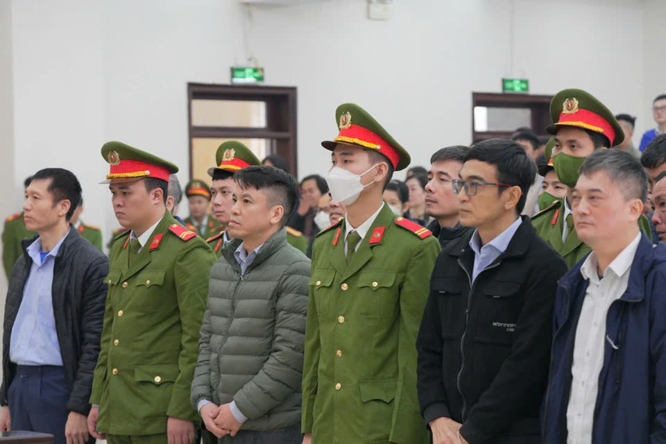 Các bị cáo hầu tòa tại phiên phúc thẩm sáng 26/12