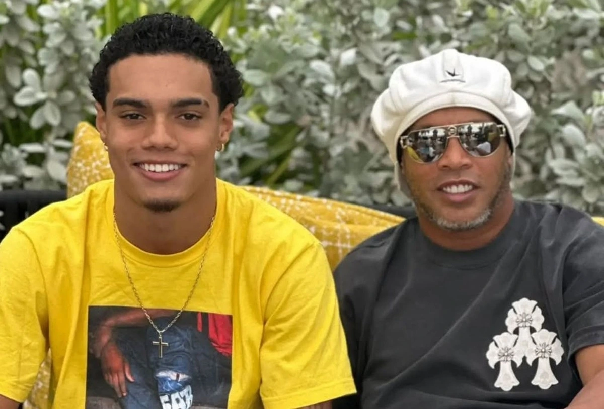 2 cha con Ronaldinho. (Ảnh: Porta Tela).