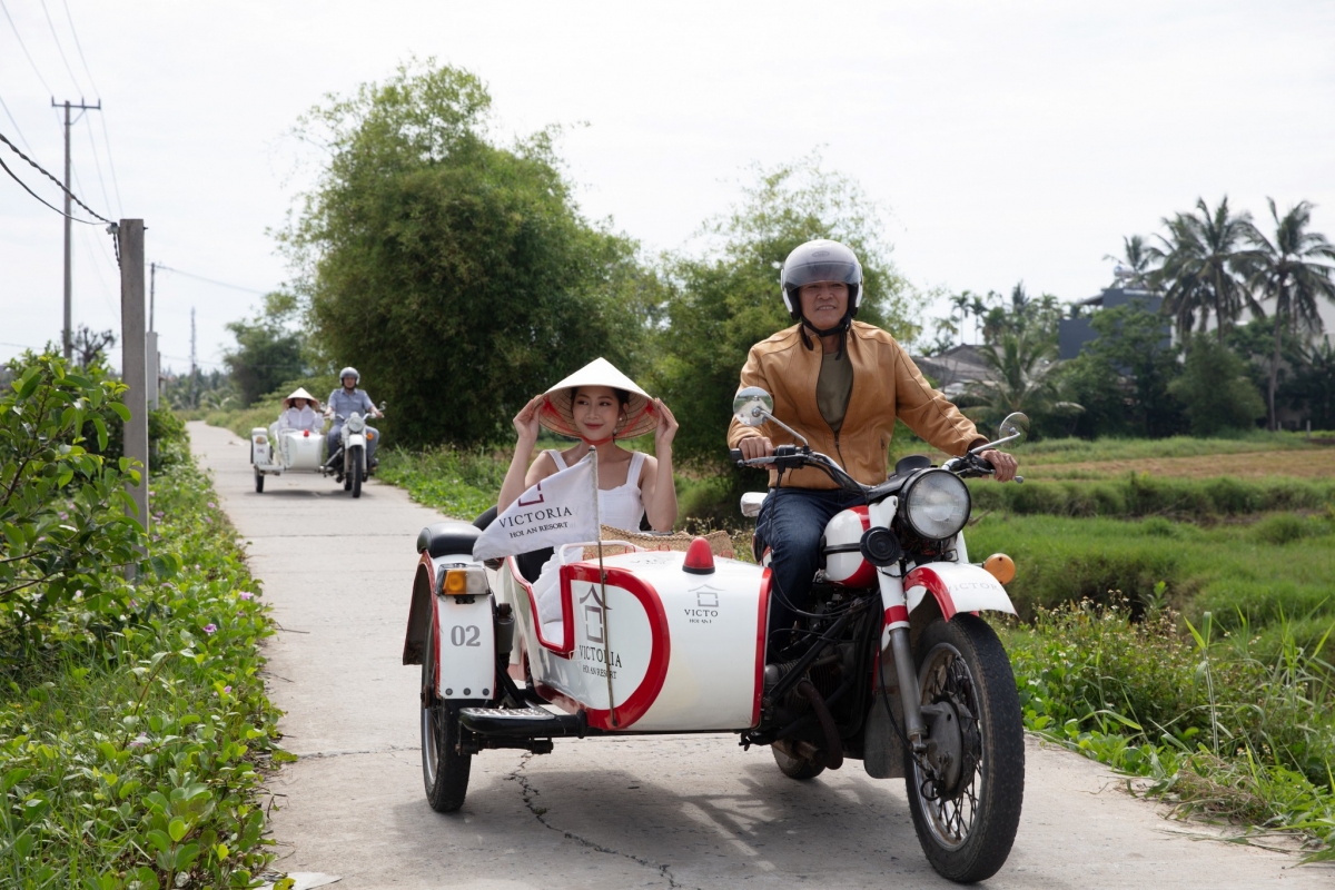 Du khách tham gia tour trải nghiệm ở làng rau Trà Quế trên phương tiện xe ba bánh. Ảnh: TMG