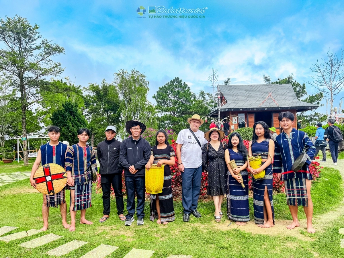 Du khách tham gia chương trình giao lưu văn hóa cồng chiêng tại Đà Lạt. Ảnh: Dalattourist