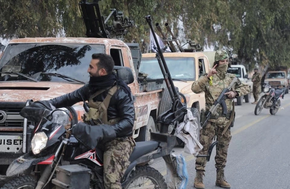 Lực nượng nổi dậy ở ngoại ô thành phố Homs, ngày 7/12/2024. Ảnh: Reuters