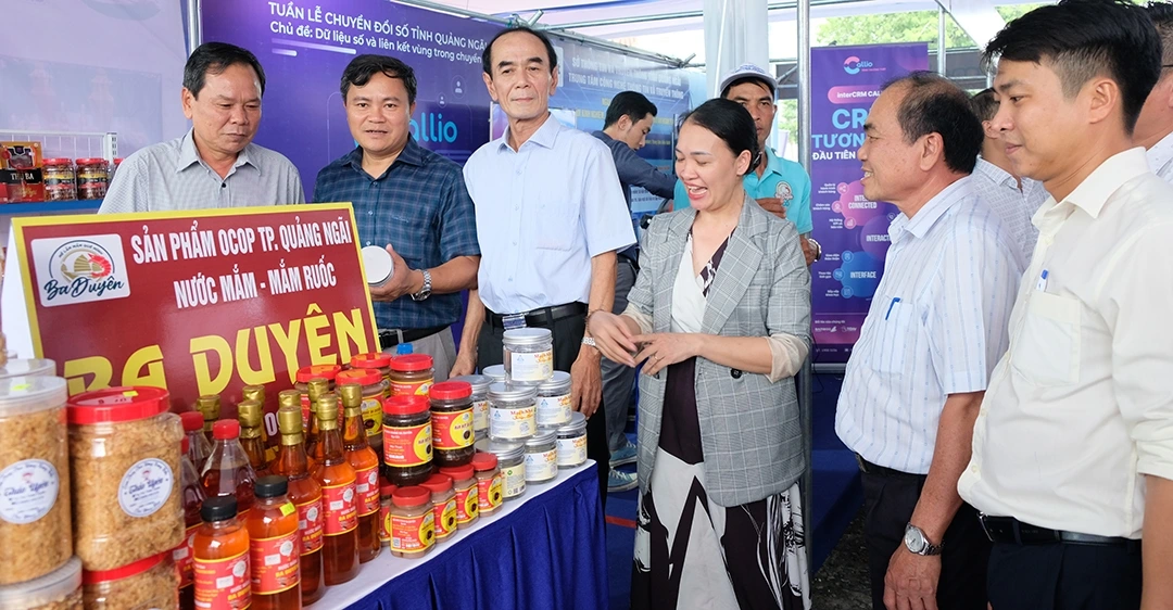 Sản phẩm của các HTX ở Quảng Ngãi được trưng bày tại hội thảo