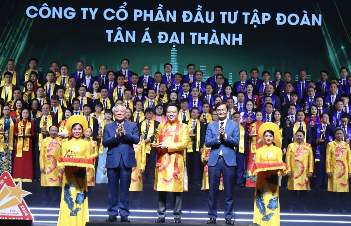 Phó Thủ tướng Thường trực Chính phủ Nguyễn Hòa Bình trao giải thưởng Top 10 Sao Vàng đất Việt 2024 cho Công ty cổ phần Đầu tư Tập đoàn Tân Á Đại Thành. Ảnh: VGP/Nguyễn Hoàng