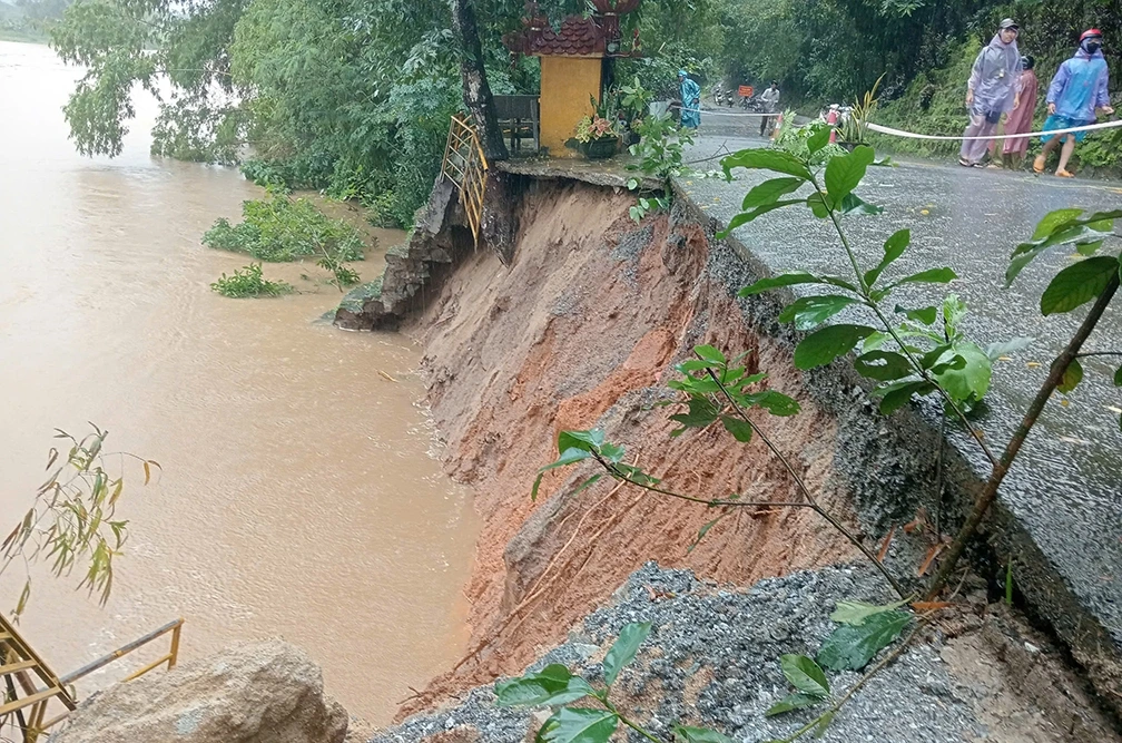 Sạt lở bờ sông đe dọa nhiều hạ tầng giao thông và nhà dân