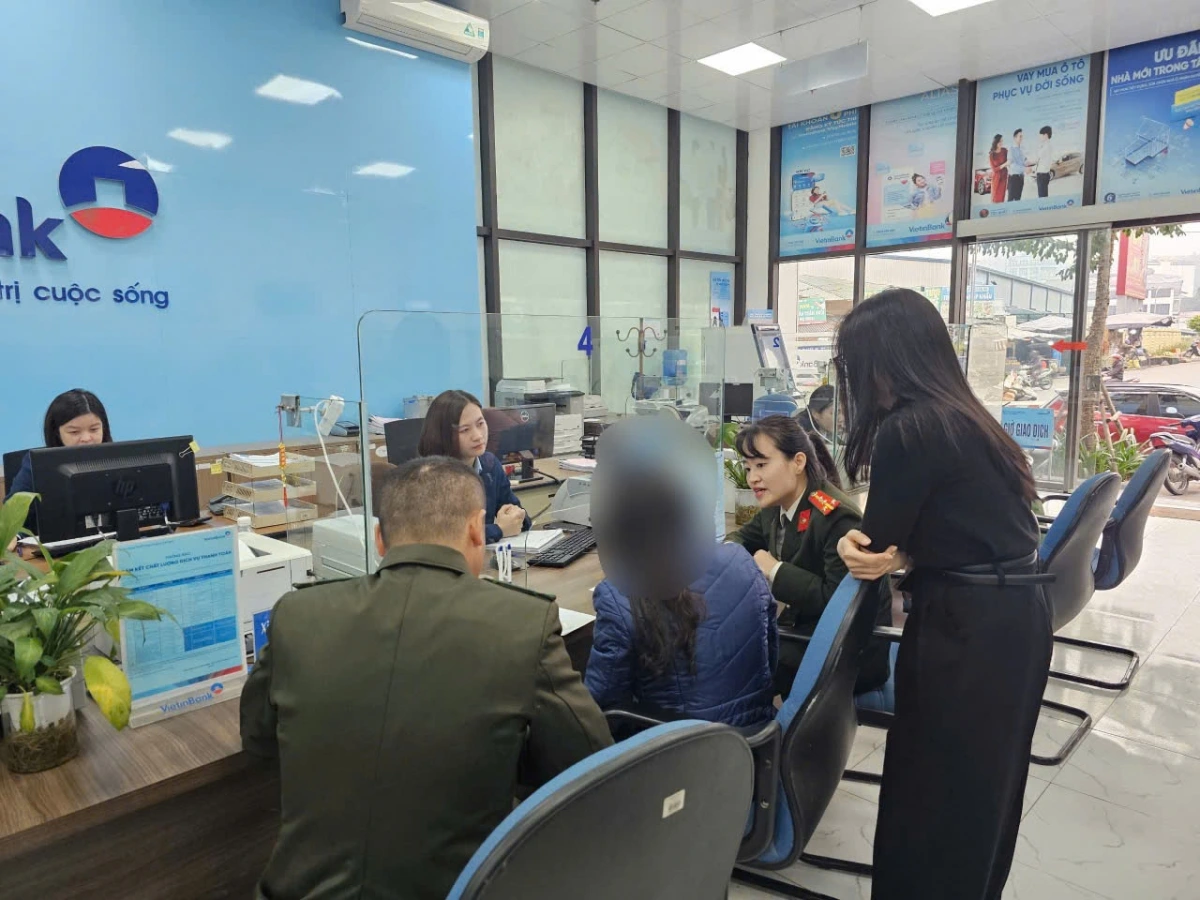 Sau khi được lực lượng Công an giải thích, chị T. đã quyết định không chuyển tiền cho đối tượng lừa đảo