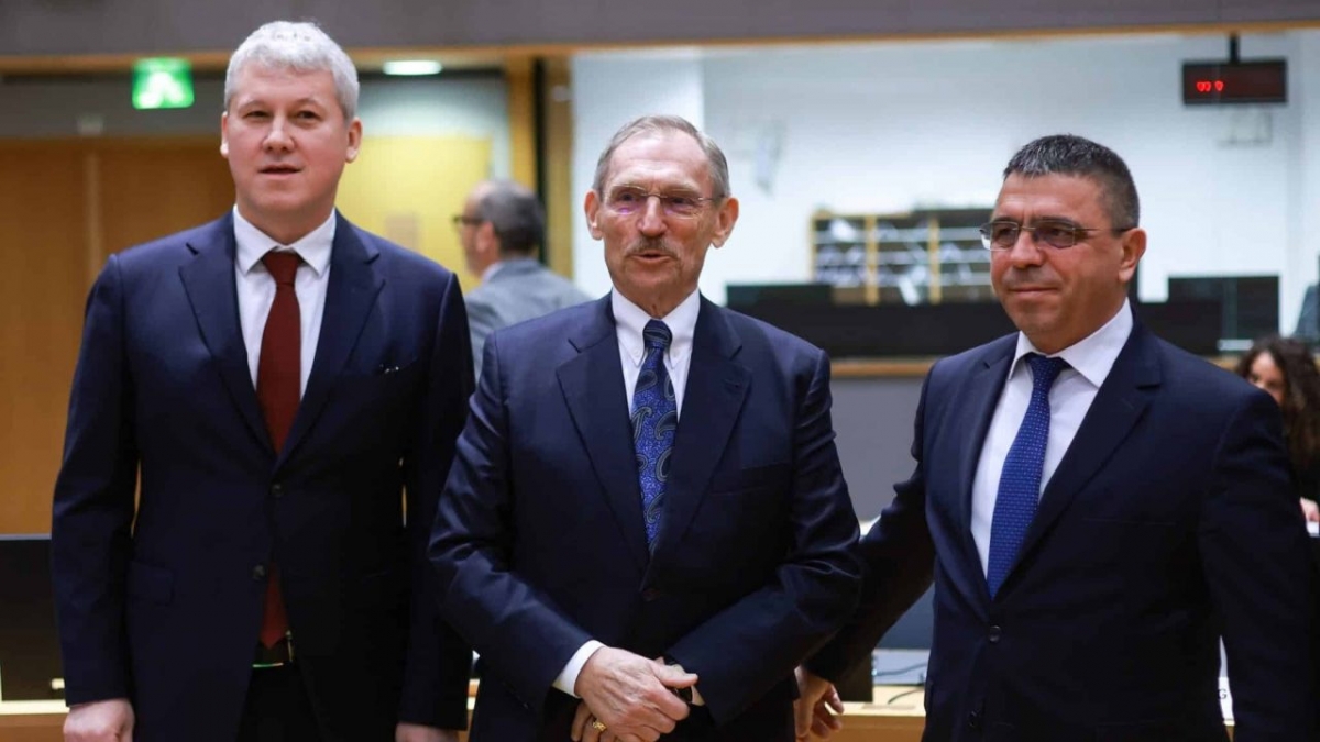 Bộ trưởng Nội vụ Romania Catalin Predoiu, Bộ trưởng Nội vụ Hungary Sandor Pinter và Bộ trưởng Nội vụ Bulgaria Atanas Ilkov tại Brussels, ngày 12/12. Ảnh: EPA