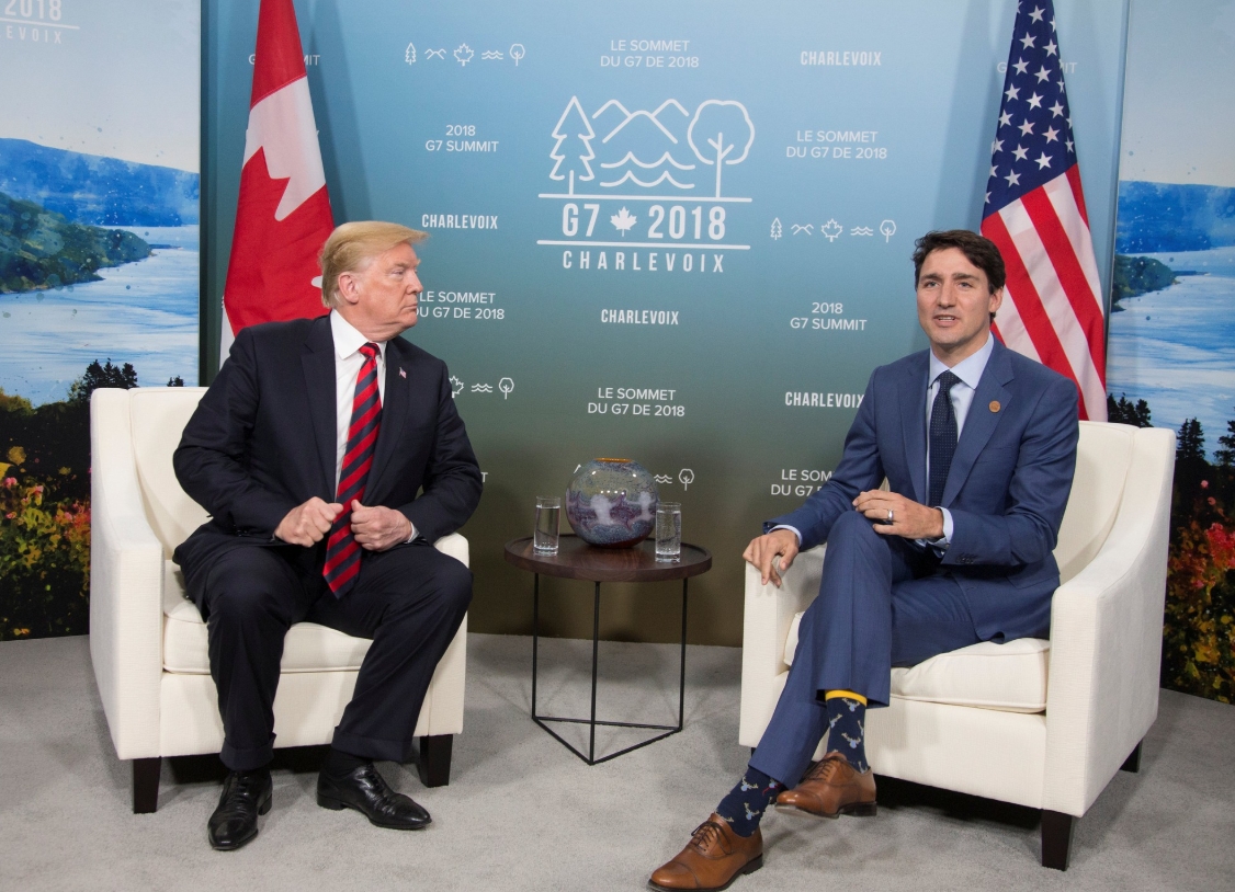 Thủ tướng Canada Justin Trudeau (phải) gặp ông Donald Trump (trái) bên lề hội nghị G7 hồi tháng 6/2018. Ảnh: Reuters