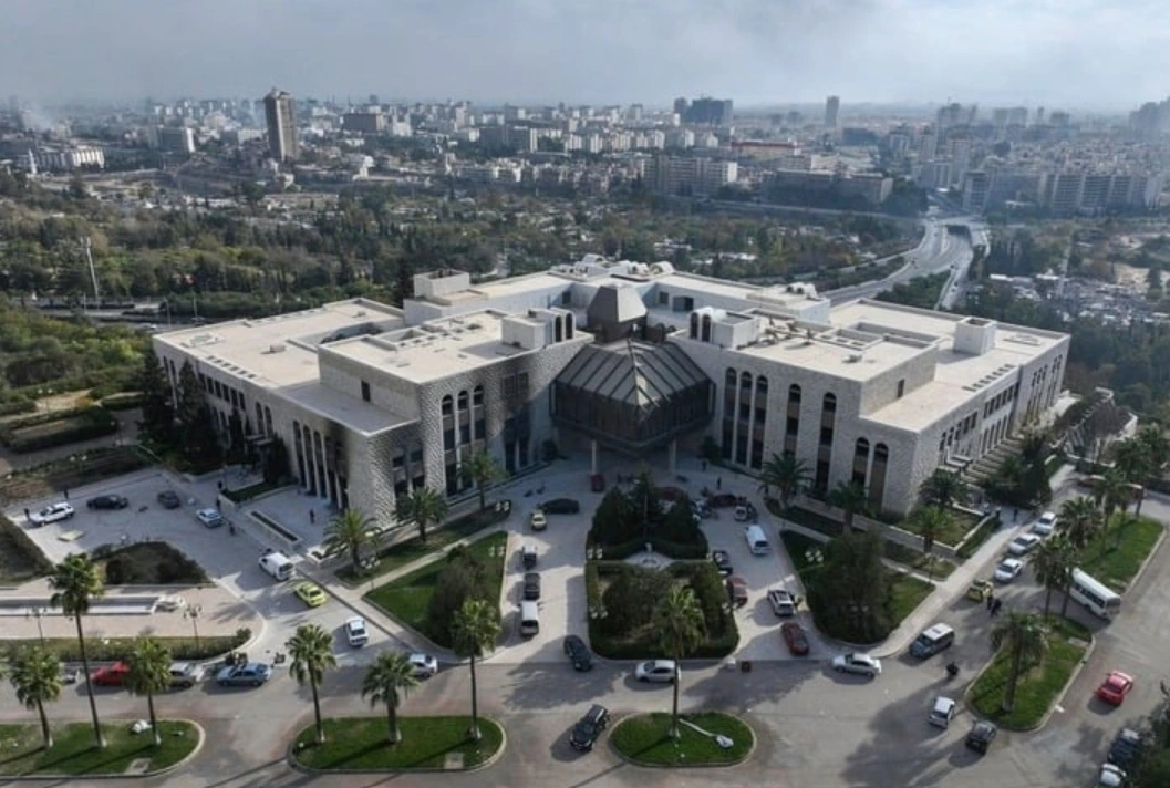 Theo Guardian, hàng trăm người Syria đã kéo về dinh tổng thống Tishreen ở Damascus, phía nam núi Qasioun sau khi nghe tin lực lượng nổi dậy Hayat Tahrir al-Sham (HTS) chính thức kiểm soát thủ đô từ tay chính quyền của cựu tổng thống Syria Bashar al-Assad ngày 8/12.