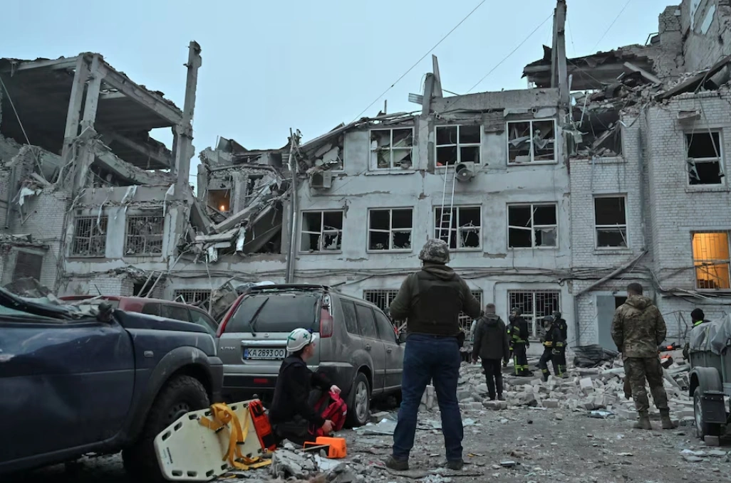 Một tòa nhà ở Zaporizhzhia bị hư hại sau vụ tấn công của Nga. Ảnh: Reuters
