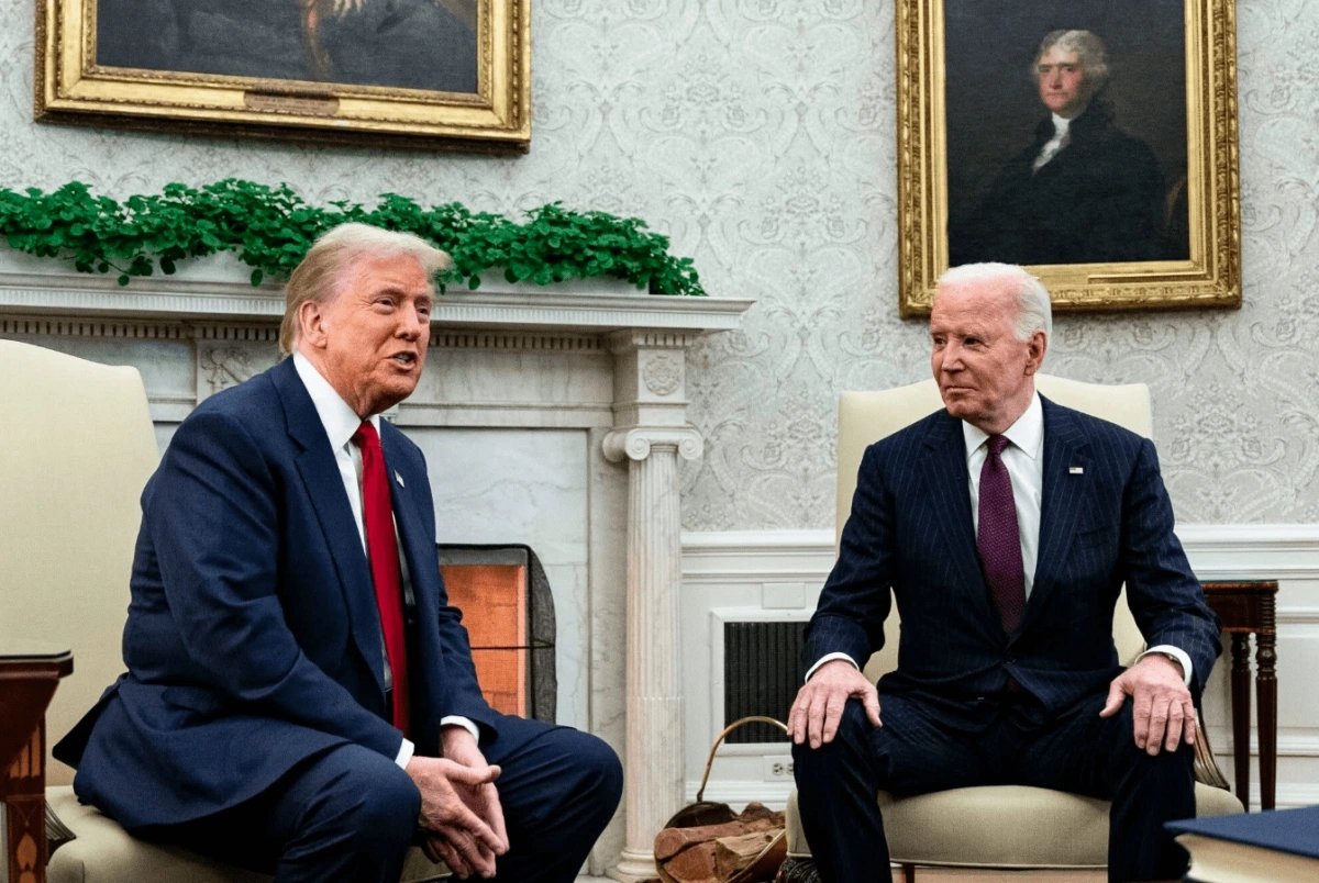 Tổng thống Joe Biden gặp ông Donald Trump tại Nhà Trắng. Ảnh: Bloomberg